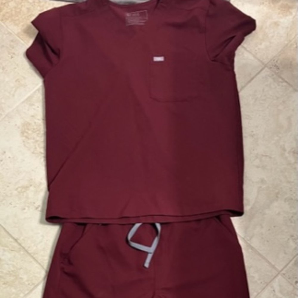LIKE NEW FIGS MAROON ZAMORA SCRUB SET (L)
